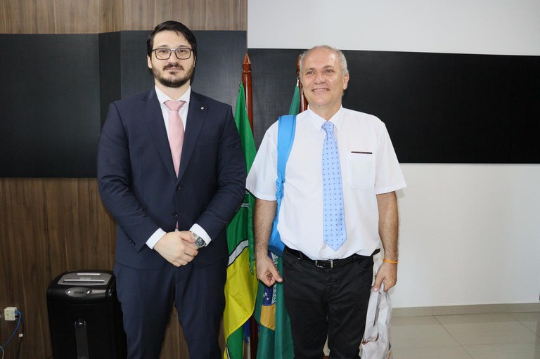 foto mostra procurador da República Aloizio Biguelini, à esquerda usando terno, ao lado do procurador adjunto de Caiena, que está com camisa branca e grava azul claro.