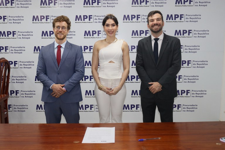 Imagem da assinatura do documento mostra o procurador-chefe João Pedro Becker dos Santos, procuradora regional Eleitoral Sarah Teresa Cavalcanti de Britto e o procurador do Trabalho Hugo Anciães da Cunha.