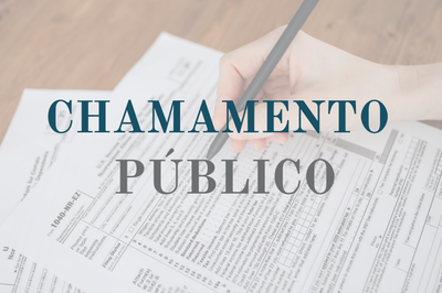 imagem ao fundo mostra a mão de uma pessoa preenchendo formulários, à frente é possível ler Chamamento Público