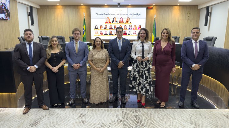 Imagem mostra o procurador-chefe acompanhado de autoridades que participaram da composição da mesa de honra.