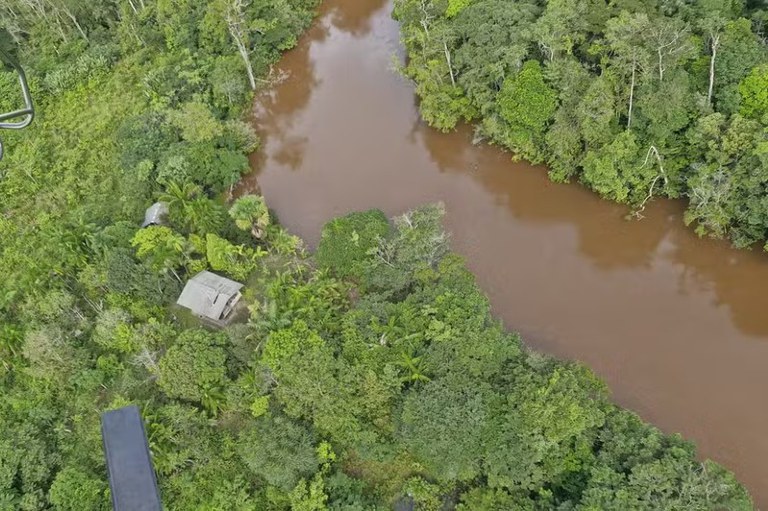 Foto aérea mostra rio Cupixi enlameado