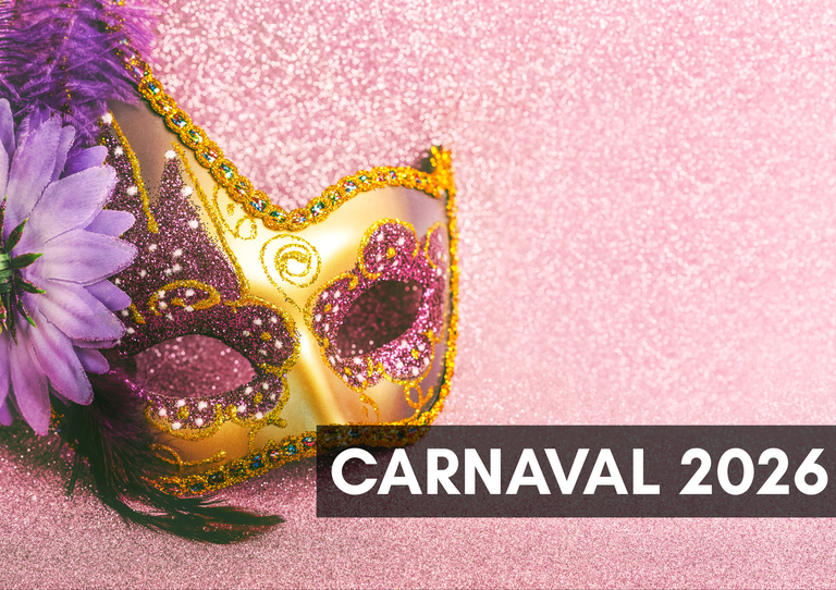 Imagem com fundo rosa brilhante. À esquerda, há uma máscara de carnaval dourada, com detalhes em rosa e roxo, coberta por glitter e pequenos enfeites brilhantes. Há, também, flores roxas e penas em tons de roxo e preto. Na parte inferior direita da imagem, sobre o fundo rosa, aparece um retângulo escuro com o texto “Carnaval 2026”.