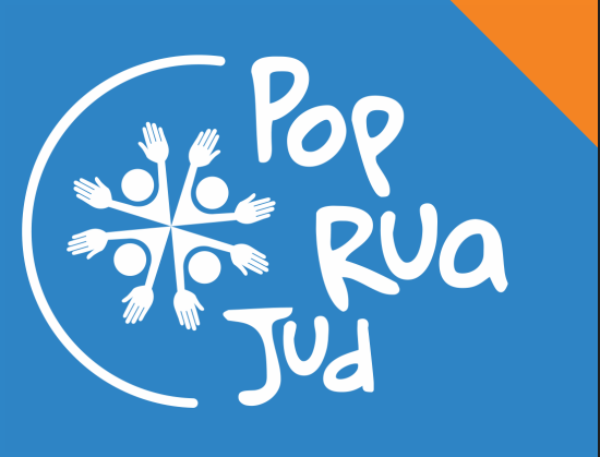 Logomarca do programa PopRuaJud, sobre um fundo azul com um pequeno triângulo laranja no canto superior direito. À esquerda, há um desenho circular formado por quatro figuras humanas representadas por círculos (as cabeças) e mãos estendidas, formando um símbolo de união e acolhimento. À direita da imagem, está o nome “PopRuaJud” escrito em letras brancas com tipografia informal