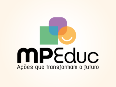 A imagem mostra o logotipo do programa "MPEduc", que é acompanhado do slogan "Ações que transformam o futuro". O design do logotipo inclui três formas geométricas sobrepostas no topo: um quadrado verde, um círculo laranja com um sorriso branco estilizado, e um quadrado roxo com cantos arredondados. Esses elementos estão dispostos de forma a se sobrepor parcialmente, criando uma sensação de integração e dinamismo. Abaixo desses elementos visuais, está o nome "MPEduc", com as letras "MP" em negrito e em preto, seguidas de "Educ" em uma fonte mais fina. Logo abaixo do nome, está o slogan em português: "Ações que transformam o futuro", também em fonte preta. O fundo é claro, em tom bege suave.
