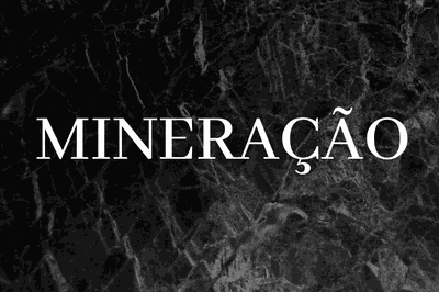 Arte retangular com imagem área de mina, em preto e branco, e a palavra Mineração escrita em letras brancas, no centro.