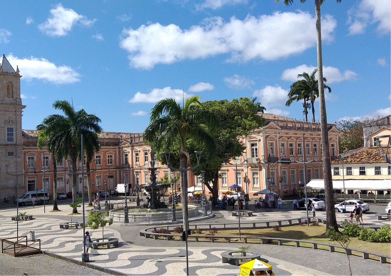 Imagem mostra o prédio da USF. Ele tem uma cor salmão com detalhes brancos