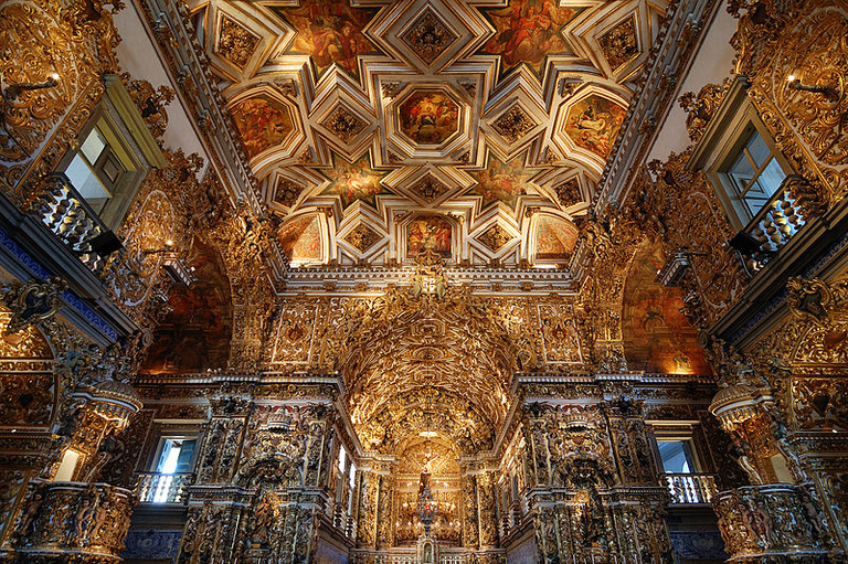 Foto de ambiente interno da Igreja de São Francisco de Assis, em Salvador, em que se vê enorme decoração em ouro nas paredes e no teto
