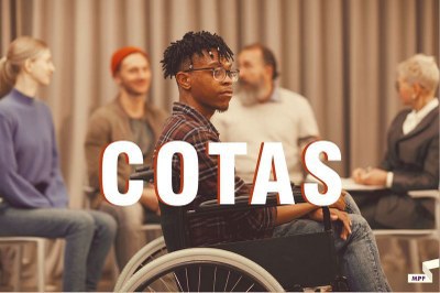 A imagem apresenta um grupo de pessoas sentadas em círculo em um ambiente que sugere uma reunião ou sala de aula, com foco principal em um jovem negro em primeiro plano que utiliza uma cadeira de rodas. Ele veste uma camisa xadrez e olha para o lado com uma expressão séria, enquanto os demais participantes ao fundo aparecem levemante desfocados, reforçando a profundidade de campo. Sobreposta ao centro da imagem, destaca-se a palavra "COTAS" em letras maiúsculas, brancas e com contorno destacado, enquanto o logotipo do MPF (Ministério Público Federal) aparece de forma discreta no canto inferior direito. A fotografia possui um tom sépia ou levemente amarelado, conferindo um aspecto sóbrio e institucional à peça de comunicação.