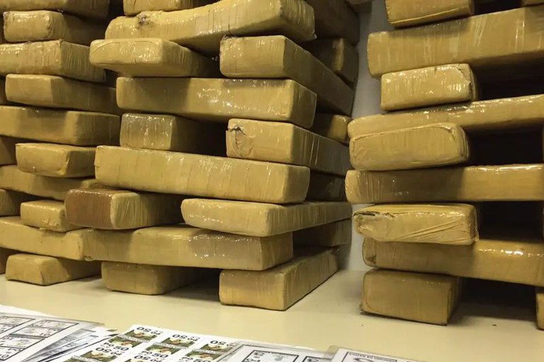 foto mostra pilhas de tabletes de droga apreendidos