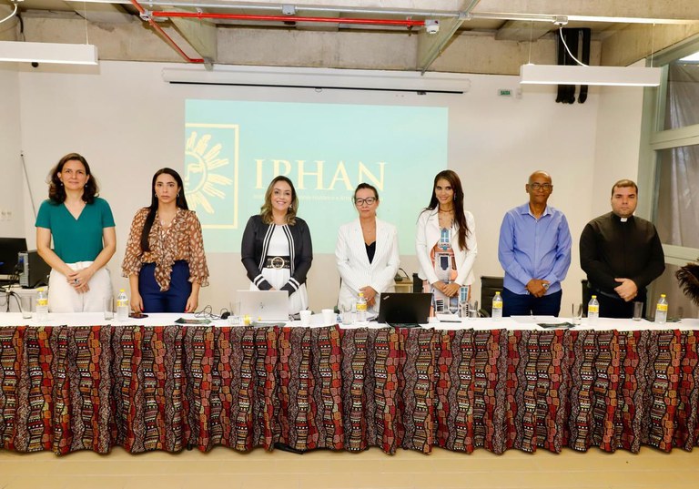 O Ministério Público do Estado da Bahia promoveu ontem, 24, audiência pública, juntamente com o Ministério Público Federal (MPF), o Instituto do Patrimônio Histórico Artístico Nacional (Iphan) e o município de Itaparica, para apresentar à comunidade local o patrimônio cultural do município. A iniciativa faz parte do cumprimento de uma das cláusulas do Termo de Ajustamento de Conduta (TAC) firmado entre o município de Itaparica e as instituições para promover a participação e conscientização popular acerca do tema, por meio da educação patrimonial.