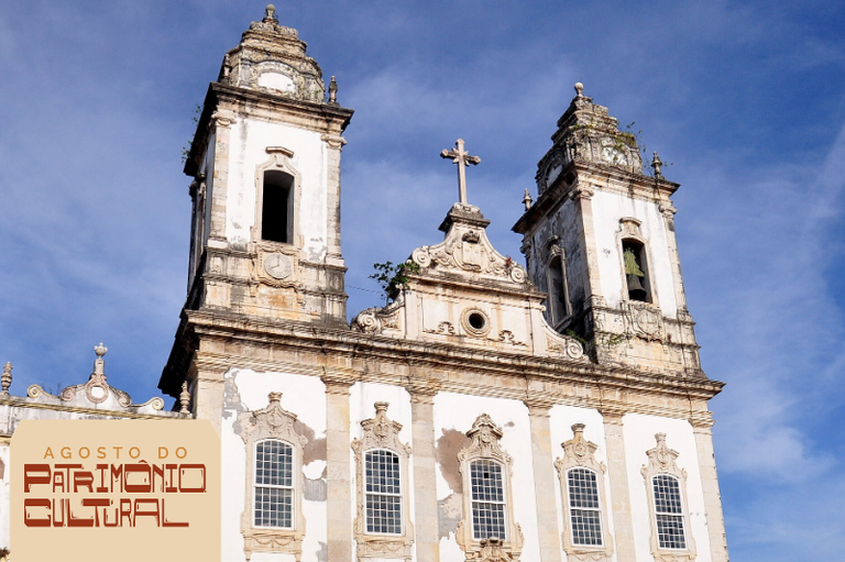 Foto mostra fachada da igreja descascada