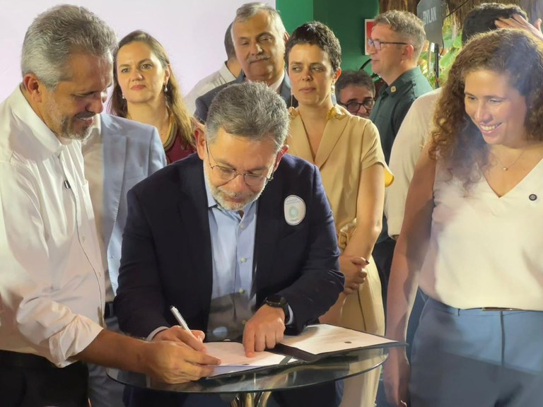 Procurador regional da República Alessander Sales assinando acordo ao lado do governador do estado do Ceará, Elmano de Freitas, e da ministra da Gestão e Inovação, Esther Dweck
