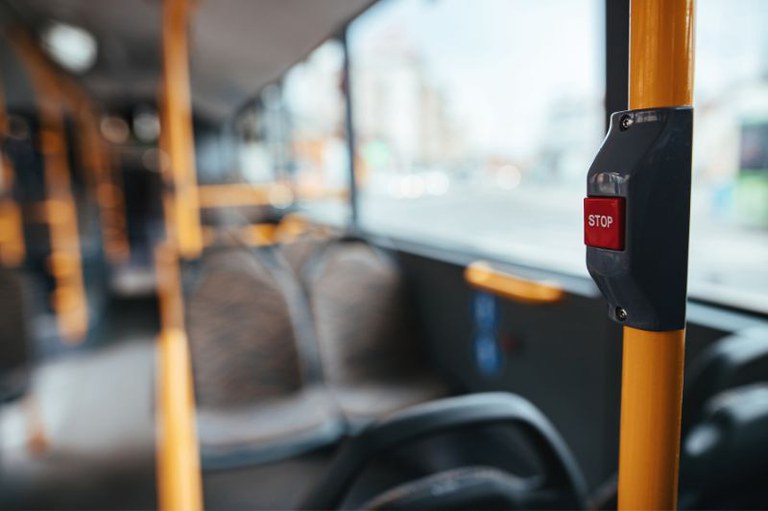 Foto do interior de um ônibus vazio