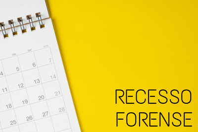 Imagem retangular com fundo amarelo, um calendário e as palavras "recesso forense" escritas em letras pretas