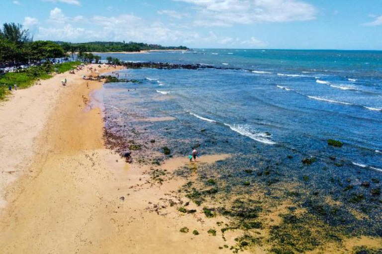 Foto mostra a orla de uma praia