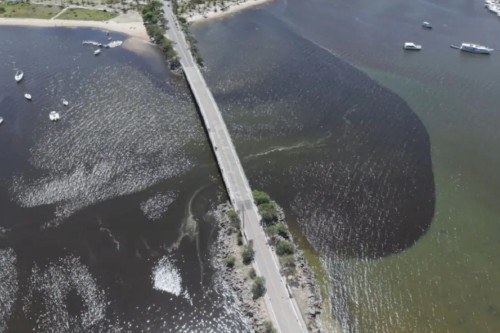 Foto feita por drone mostra grande mancha escura no mar