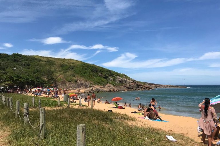 foto em detalhe da orla da Praia do Barrão