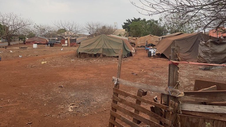 Foto mostra casas e barracos improvisados em uma área de terra vermelha
