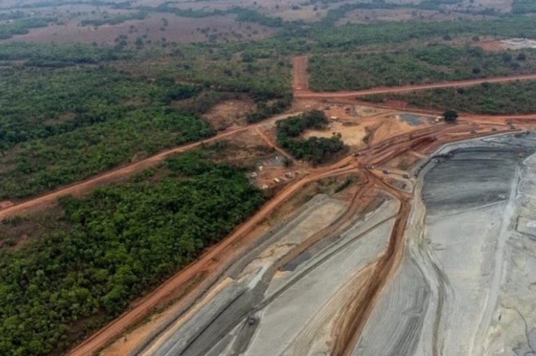 Foto aérea mostra escavações da Mina Chapada