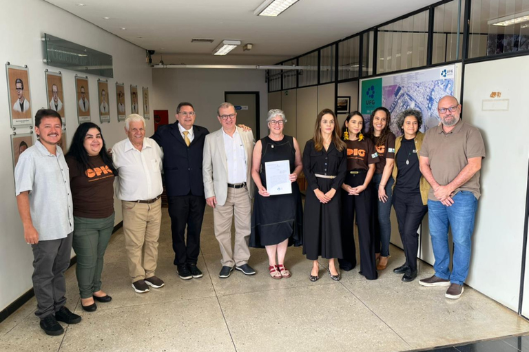 Várias pessoas posam para a foto