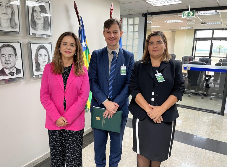 Três pessoas posam para fotografia. Procuradora-chefe Léa Batista (à direita), com os integrantes do CEPCT/GO Tairo Esperança e Luciana Amaral.