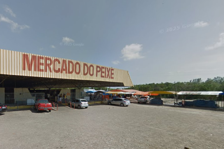 Foto da fachada do Mercado do Peixe, em que é possível ver área verde ao fundo