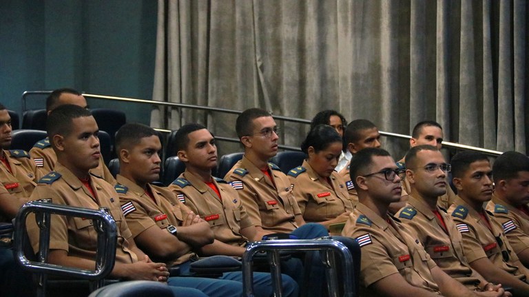 Alunos do CFO da Uema acompanham palestra sobre atuação do MPF Estudantes do Curso de Formação de Oficiais da Uema, vestidos com fardamento militar, acompanham atentos palestra no auditório da Procuradoria da República no Maranhão.