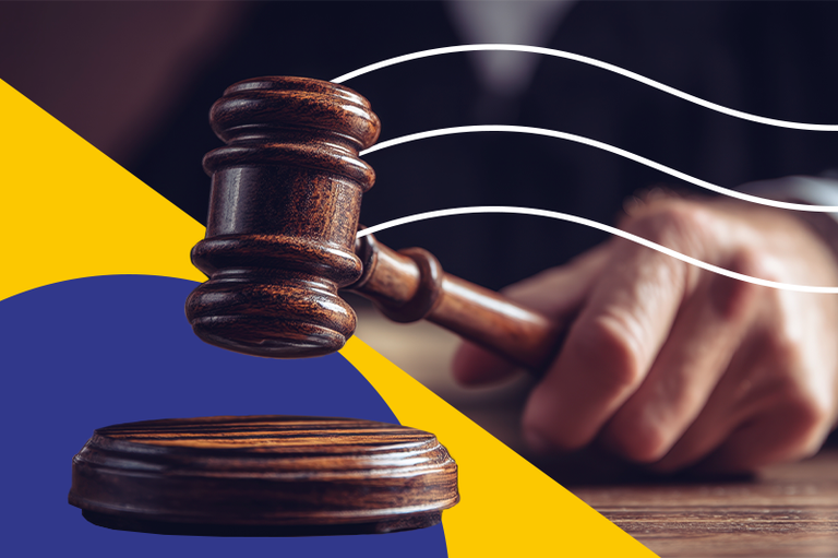 Foto mostra um juiz batendo um martelo, simbolizando justiça