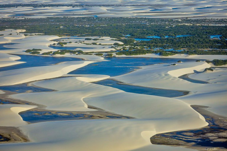 Foto aérea mostra dunas de areia branca e lagoas azuis