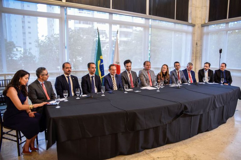 Foto da mesa que assinou o acordo com representantes da ALMG, MPF, MPT