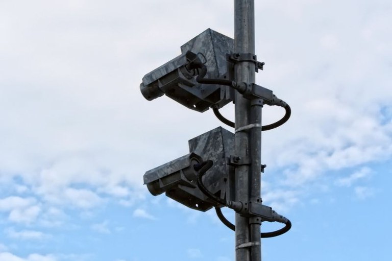 Foto mostra em detalhe um radar de velocidade