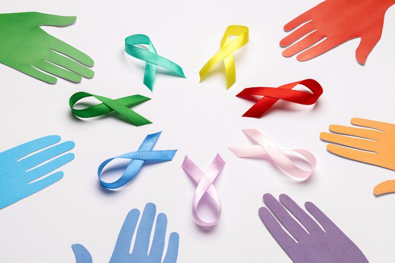 Foto mostra laços coloridos símbolos das doenças raras