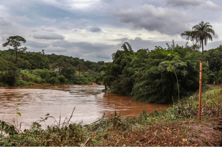 foto do Rio Paraopeba mostra as margens do rio e a vegetação