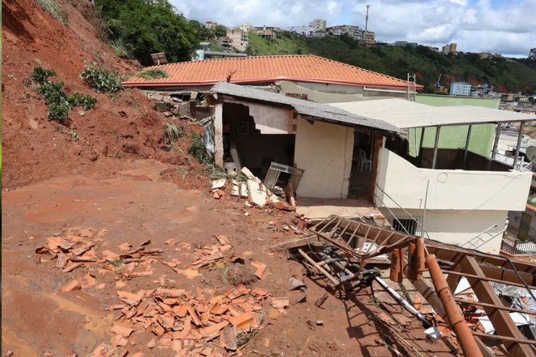 Imagem mostra destruição de casas durante as fortes chuvas que assolaram a Zona da Mata mineira em fevereiro de 2026.