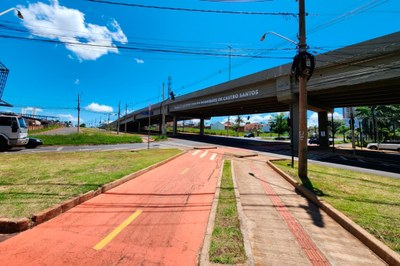 Foto mostra uma visão do viaduto Manoel Carlos Rodrigues de Castro Santos, uma construção cinza que passa sobre uma avenida sem sinalização para pedestres.