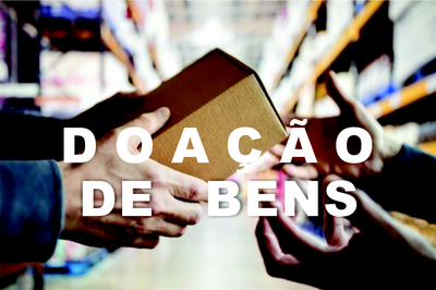 Imagem ilustrativa mostra uma mão passando um objeto para outra mão, simbolizando a doação. No centro, os dizeres Doação de bens.