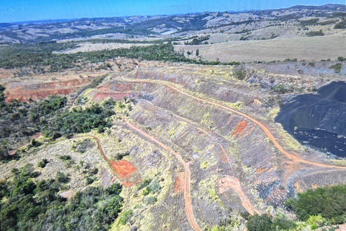 Foto mostra a barragem construída pelo método a montante