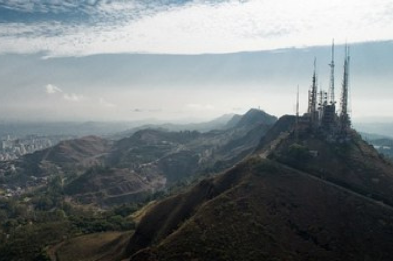 Foto mostra a Serra do Curral, umas das paisagens cênicas de Minas Gerais