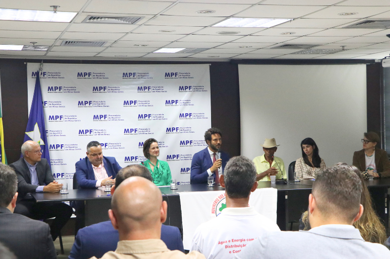 Foto da mesa da solenidade com as autoridades presentes