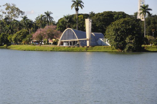 foto mostra Lagoa da Pampulha com a igrejinha ao fundo