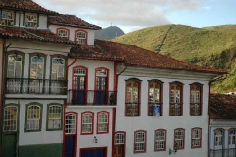 Imagem mostra fachadas de casas tradicionais de Ouro Preto.