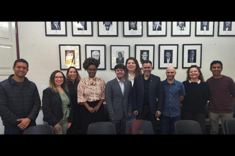 Foto mostra participantes da reunião posando para foto