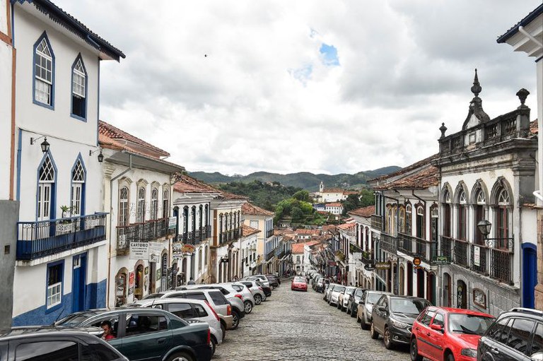 Foto mostra uma rua de Ouro Preto