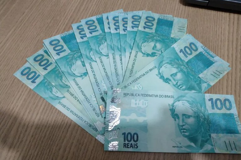 Foto mostra notas falsas de 100 reais