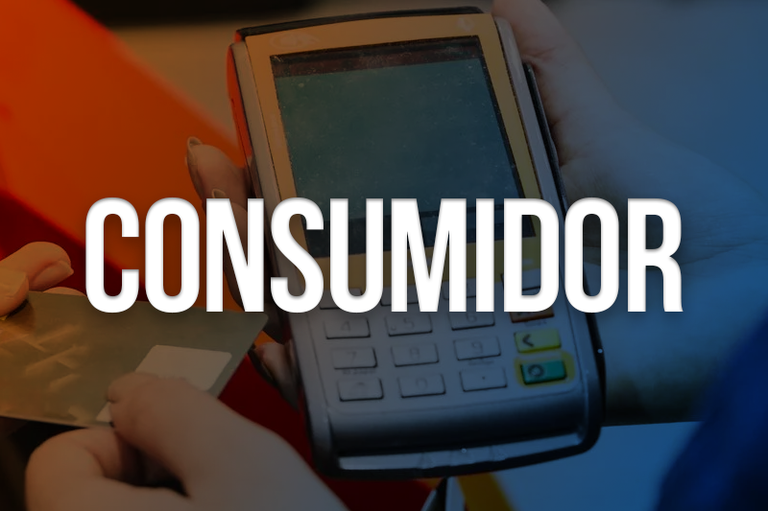 Arte retangular com foto de uma pessoa passando com uma máquina de cartão de crédito nas mãos, recebendo o cartão de uma segunda pessoa