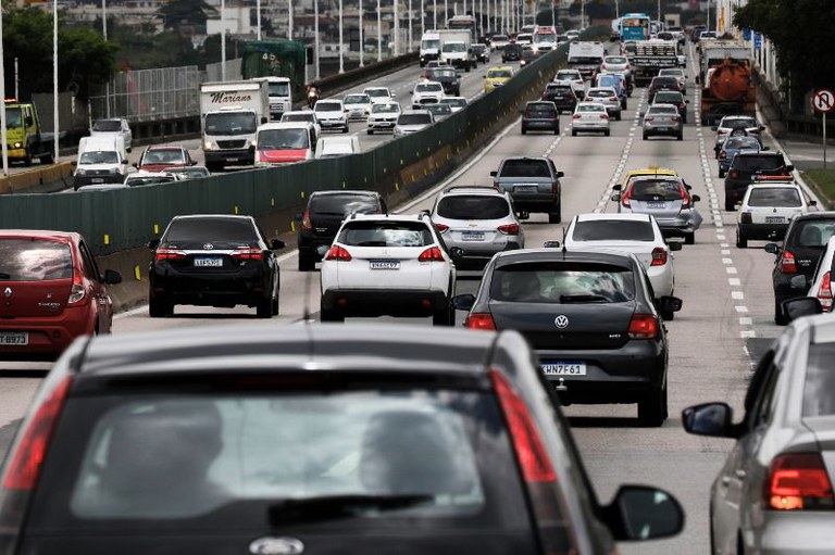 Imagem de carros na rua