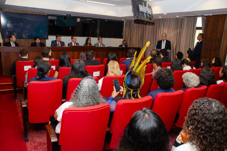 Imagem do auditório durante a solenidade, mostra os participantes e a mesa de autoridades