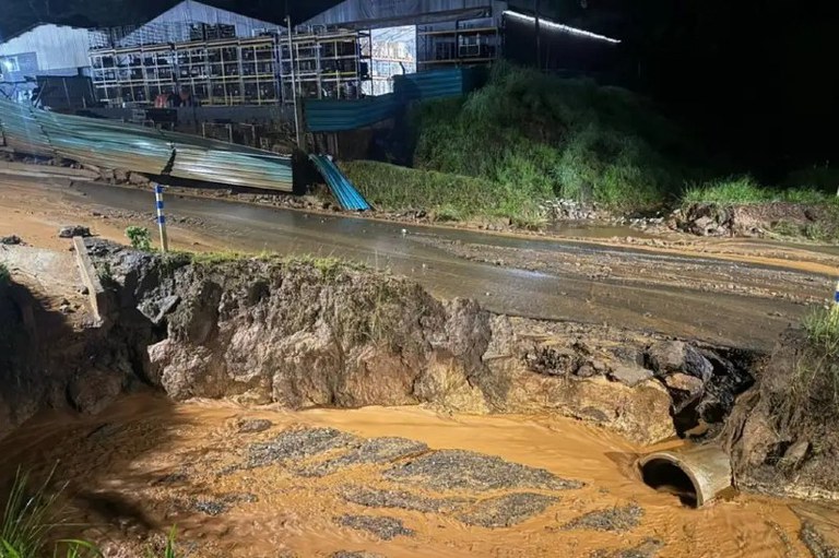 Foto mostra lama vazando de cava
