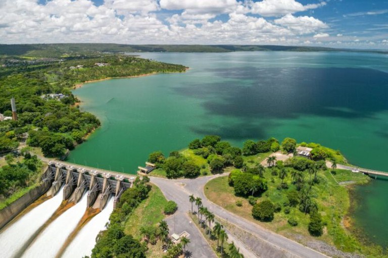 Foto aérea da Usina de Três Marias mostra a vegetação, a usina e o reservatório de água