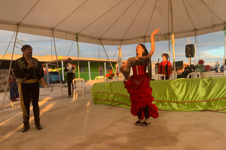 Fotografia mostra um casal de ciganos, da etnia Calon, dançando em um acampamento em Ibirité durante o evento em que o MPF participou.